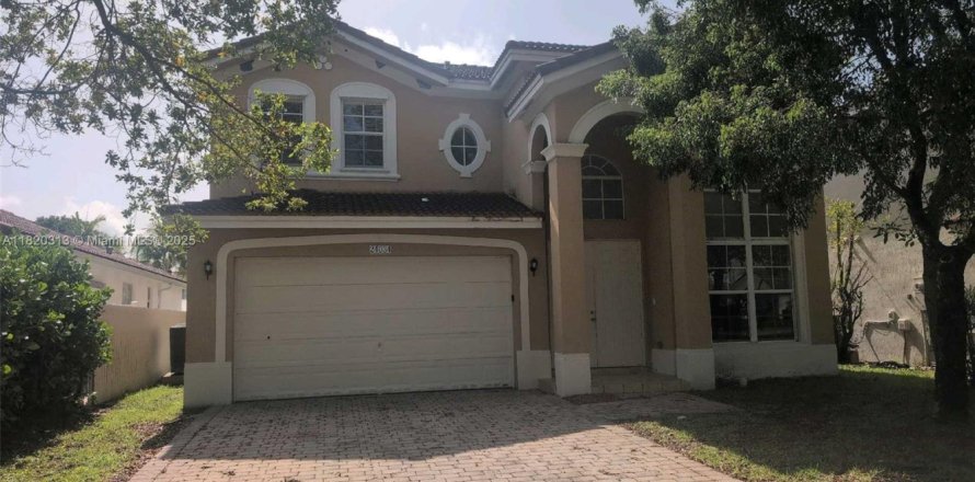 House in Homestead, Florida 5 bedrooms, 270.72 sq.m. № 1782111
