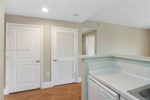 Condo in Coral Gables, Florida, 1 bedroom  № 2069224 - photo 13