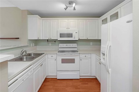 Condo in Coral Gables, Florida, 1 bedroom  № 2069224 - photo 11