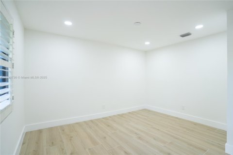 House in Fort Myers, Florida 3 bedrooms, 226.03 sq.m. № 1953293 - photo 23