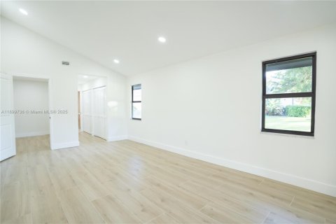 House in Fort Myers, Florida 3 bedrooms, 226.03 sq.m. № 1953293 - photo 14