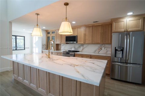 House in Fort Myers, Florida 3 bedrooms, 226.03 sq.m. № 1953293 - photo 8