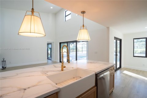 House in Fort Myers, Florida 3 bedrooms, 226.03 sq.m. № 1953293 - photo 11