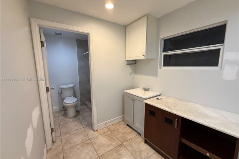 Casa en alquiler en Lake Worth, Florida, 5 dormitorios, 140.19 m2 № 2055508 - foto 28