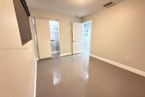 Casa en alquiler en Lake Worth, Florida, 5 dormitorios, 140.19 m2 № 2055508 - foto 8