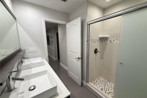 Casa en alquiler en Lake Worth, Florida, 5 dormitorios, 140.19 m2 № 2055508 - foto 12