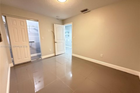 Casa en alquiler en Lake Worth, Florida, 5 dormitorios, 140.19 m2 № 2055508 - foto 9