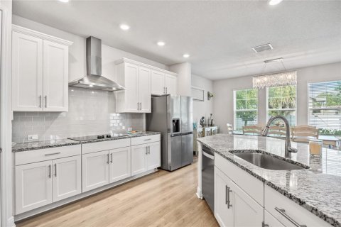 House in Saint Petersburg, Florida 4 bedrooms, 247.96 sq.m. № 1815482 - photo 4