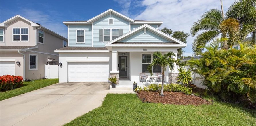 House in Saint Petersburg, Florida 4 bedrooms, 247.96 sq.m. № 1815482