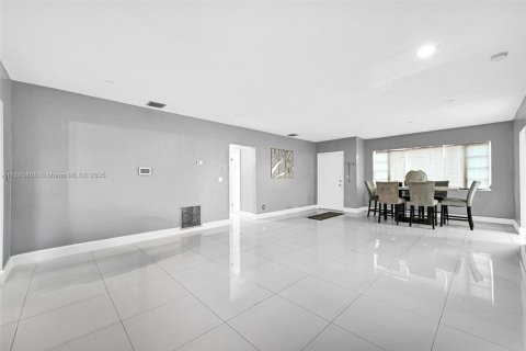 House in Miami Gardens, Florida 3 bedrooms, 143.91 sq.m. № 2012135 - photo 16