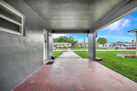 House in Miami Gardens, Florida 3 bedrooms, 143.91 sq.m. № 2012135 - photo 21