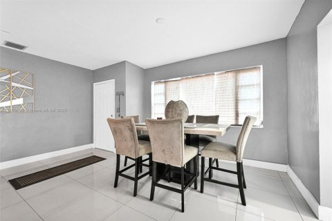 House in Miami Gardens, Florida 3 bedrooms, 143.91 sq.m. № 2012135 - photo 17