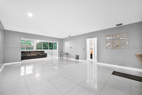 House in Miami Gardens, Florida 3 bedrooms, 143.91 sq.m. № 2012135 - photo 18