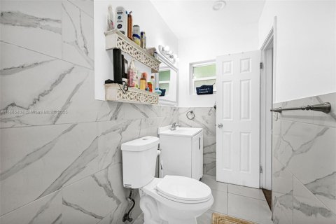 House in Miami Gardens, Florida 3 bedrooms, 143.91 sq.m. № 2012135 - photo 9