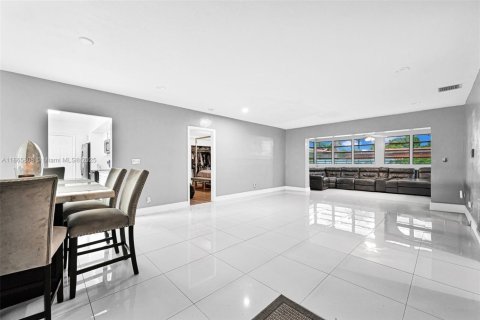 House in Miami Gardens, Florida 3 bedrooms, 143.91 sq.m. № 2012135 - photo 15