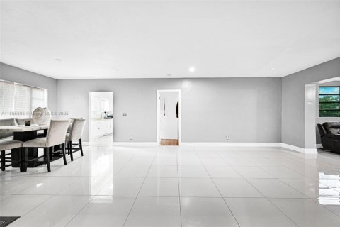 House in Miami Gardens, Florida 3 bedrooms, 143.91 sq.m. № 2012135 - photo 29