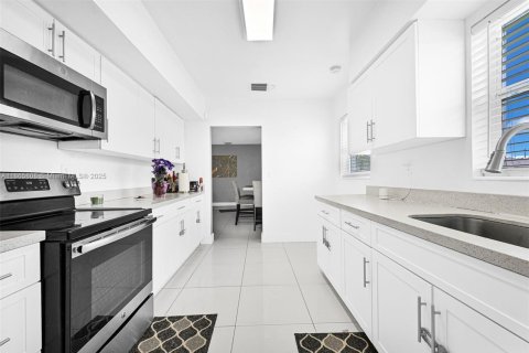 House in Miami Gardens, Florida 3 bedrooms, 143.91 sq.m. № 2012135 - photo 12