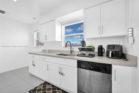 House in Miami Gardens, Florida 3 bedrooms, 143.91 sq.m. № 2012135 - photo 11