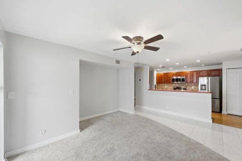Condo in Pembroke Pines, Florida, 2 bedrooms № 2392863 - photo 5