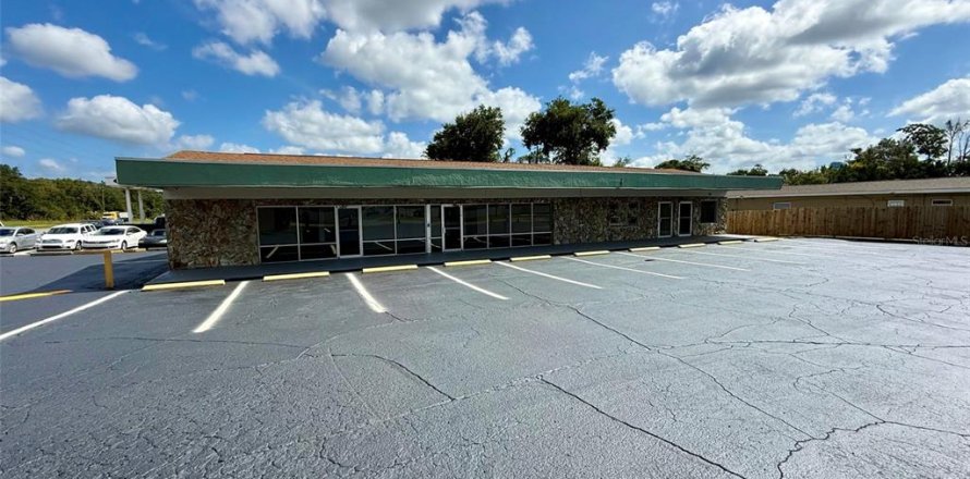 Commercial property in Beverly Hills, Florida 353.03 sq.m. № 2368670