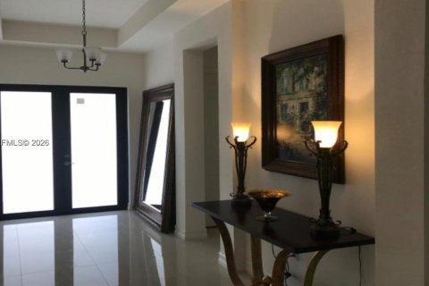 House in Miami, Florida 4 bedrooms, 205.59 sq.m. № 2074906 - photo 2