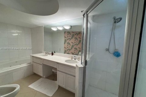 Condo in Miami Beach, Florida, 2 bedrooms  № 1867716 - photo 13