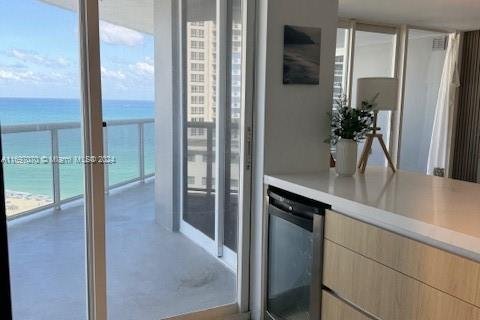 Condo in Miami Beach, Florida, 2 bedrooms  № 1867716 - photo 3