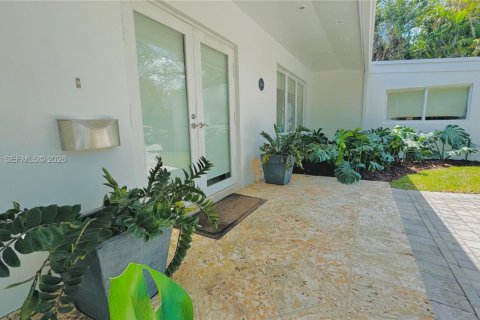 House in Pinecrest, Florida 4 bedrooms, 284.56 sq.m. № 2021843 - photo 2