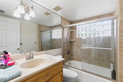 House in Brandon, Florida 3 bedrooms, 176.61 sq.m. № 2215243 - photo 18