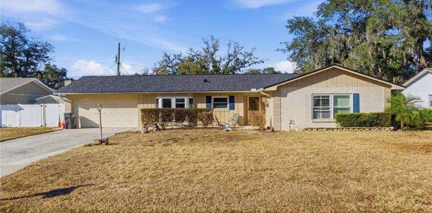 House in Brandon, Florida 3 bedrooms, 176.61 sq.m. № 2215243