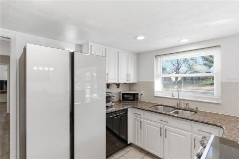 House in Brandon, Florida 3 bedrooms, 176.61 sq.m. № 2215243 - photo 21