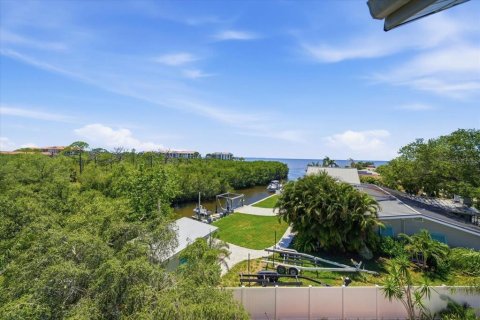 House in Tarpon Springs, Florida 3 bedrooms, 293.94 sq.m. № 2110577 - photo 23