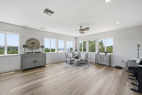 House in Tarpon Springs, Florida 3 bedrooms, 293.94 sq.m. № 2110577 - photo 10