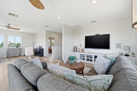 House in Tarpon Springs, Florida 3 bedrooms, 293.94 sq.m. № 2110577 - photo 15