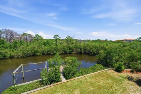 House in Tarpon Springs, Florida 3 bedrooms, 293.94 sq.m. № 2110577 - photo 24