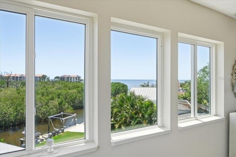House in Tarpon Springs, Florida 3 bedrooms, 293.94 sq.m. № 2110577 - photo 9