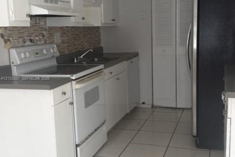 Touwnhouse à louer à Lauderhill, Floride: 2 chambres, 87.33 m2 № 2417466 - photo 2