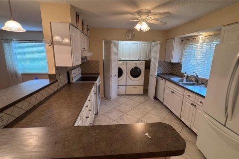 Condo in Sarasota, Florida, 2 bedrooms  № 2376649 - photo 11