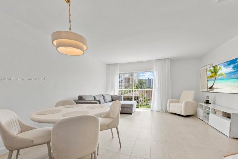 Купить кондоминиум в Санни-Айлс-Бич, Флорида 2 спальни, 95.69м2, № 1940919 - фото 10