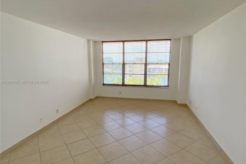 Condo in Hollywood, Florida, 2 bedrooms  № 2063610 - photo 7