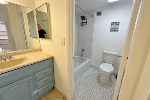 Condo in Hollywood, Florida, 2 bedrooms  № 2063610 - photo 10