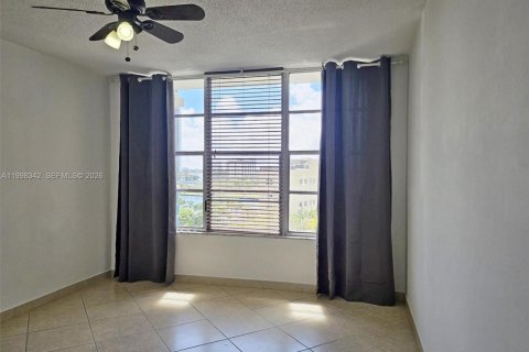 Condo in Hollywood, Florida, 2 bedrooms  № 2063610 - photo 5