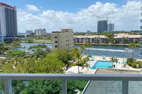 Condo in Hollywood, Florida, 2 bedrooms  № 2063610 - photo 11