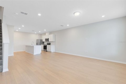Townhouse in Winter Garden, Florida 3 bedrooms, 156.35 sq.m. № 1915921 - photo 4