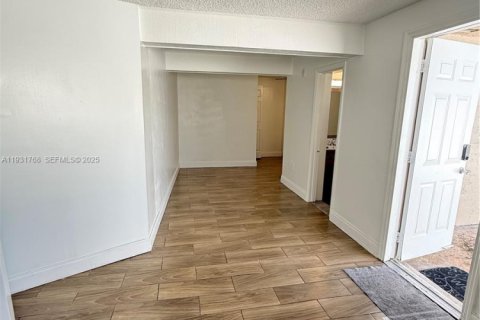 Снять в аренду квартиру в Форт-Лодердейл, Флорида 1 спальня, № 1990362 - фото 10