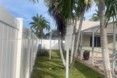 Villa ou maison à vendre à Pembroke Pines, Floride: 4 chambres, 208.75 m2 № 1975926 - photo 4