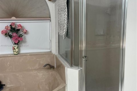 Villa ou maison à vendre à Pembroke Pines, Floride: 4 chambres, 208.75 m2 № 1975926 - photo 24