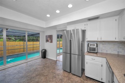 House in Brandon, Florida 4 bedrooms, 185.25 sq.m. № 1640239 - photo 19