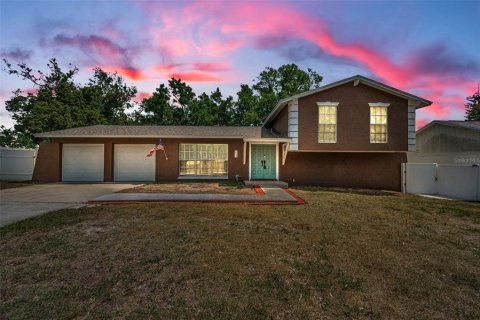 House in Brandon, Florida 4 bedrooms, 185.25 sq.m. № 1640239 - photo 2