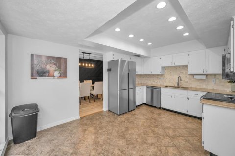 House in Brandon, Florida 4 bedrooms, 185.25 sq.m. № 1640239 - photo 20